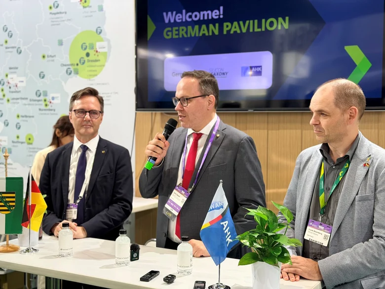 Minister Dirk Panter spricht auf einer Messe.